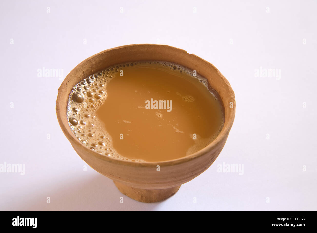 Heißer Tee mit Milch in Erdkleinflaschen Kulhad Chai auf weißem Hintergrund Stockfoto