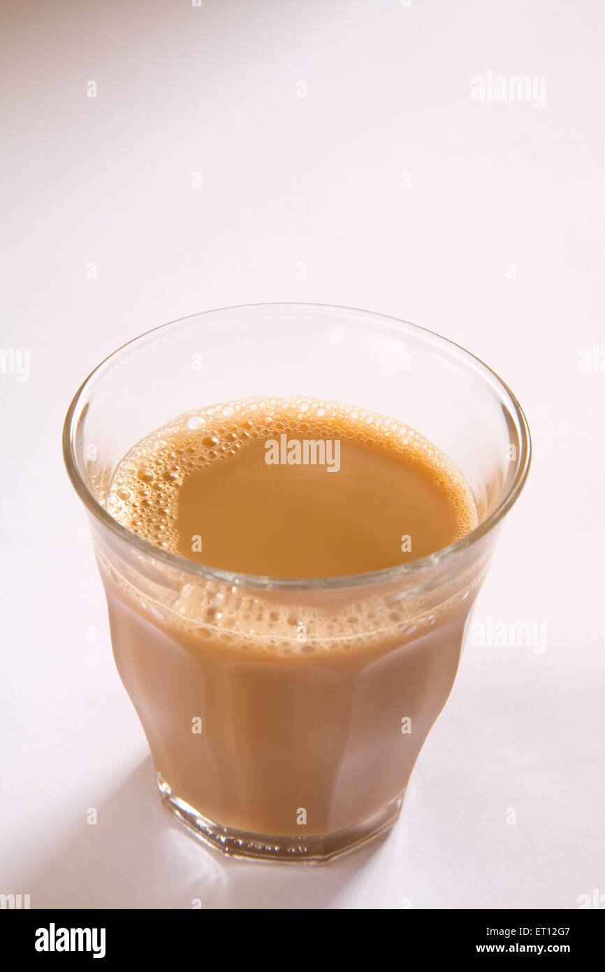 Heißer Tee in Glas auf weißem Hintergrund Stockfoto