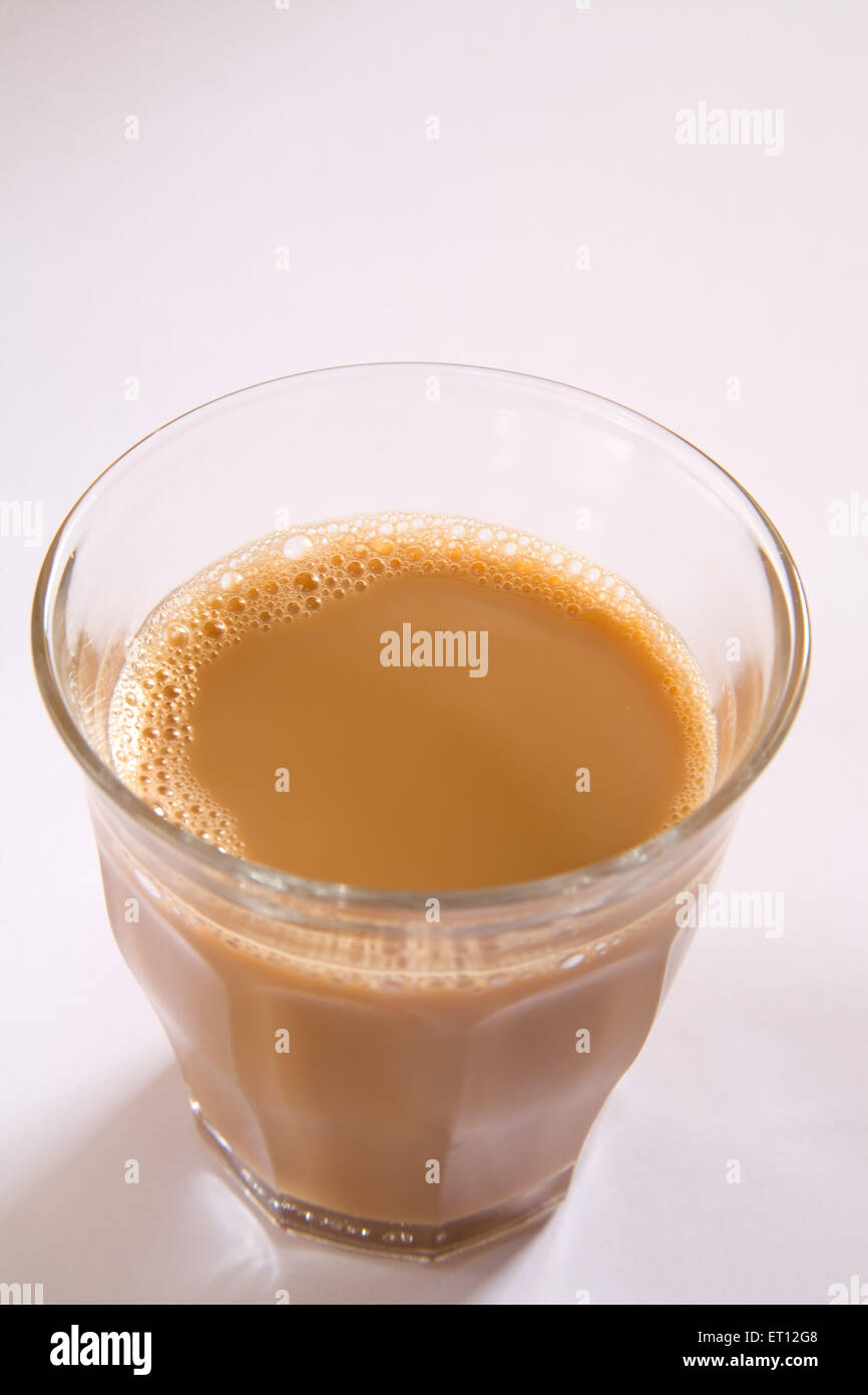 Heißer Tee in Glas auf weißem Hintergrund Stockfoto
