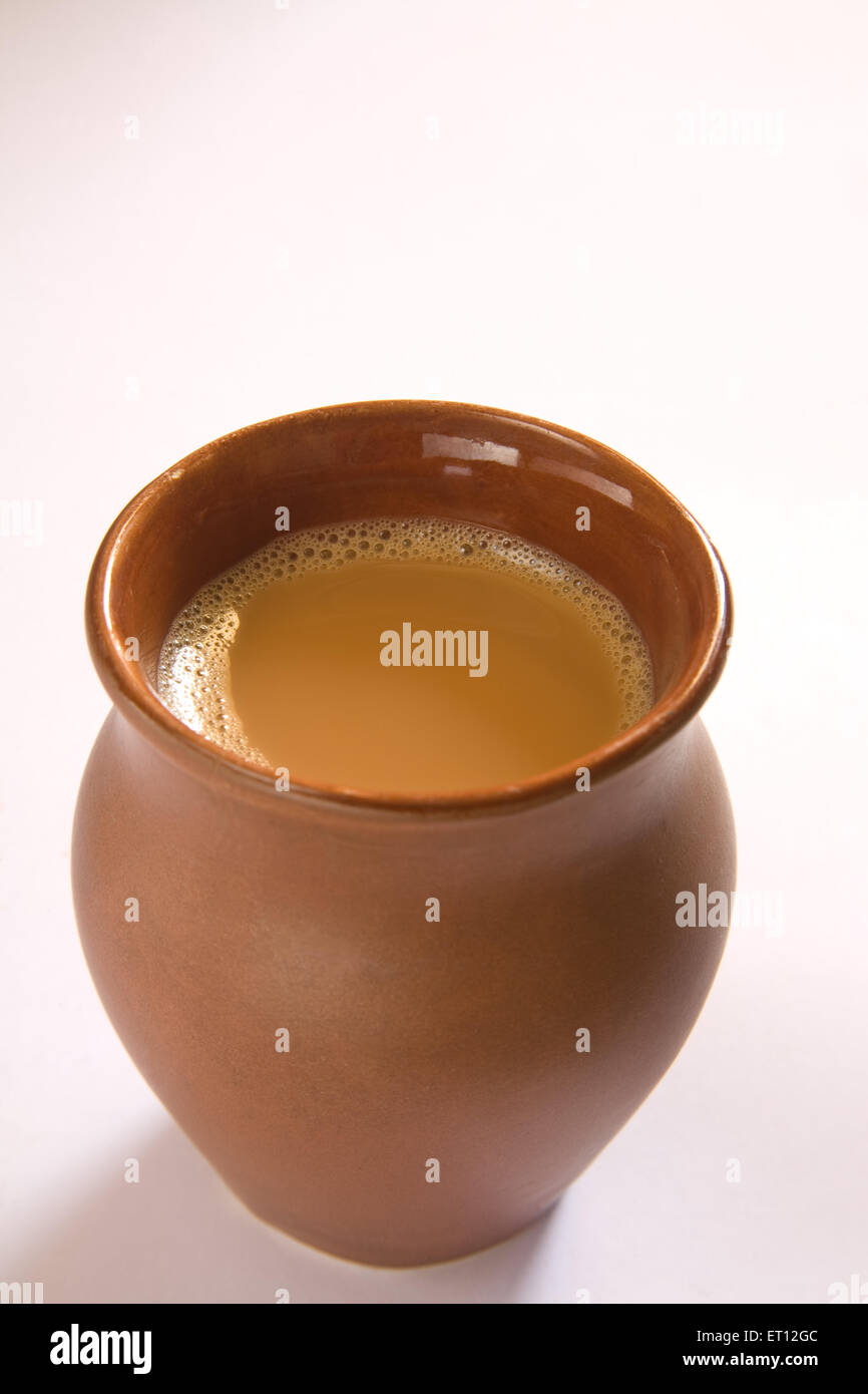 Heißer Tee mit Milch in Erdkleinflaschen Kulhad Chai auf weißem Hintergrund Stockfoto
