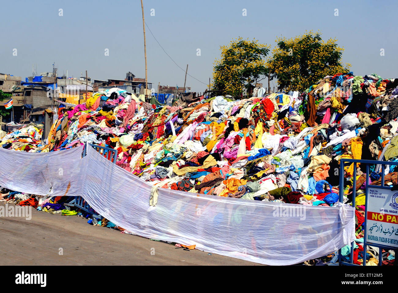 Erleichterung nach Brand bei Garib Nagar in Bandra; Bombay; Mumbai; Maharashtra; Indien Stockfoto