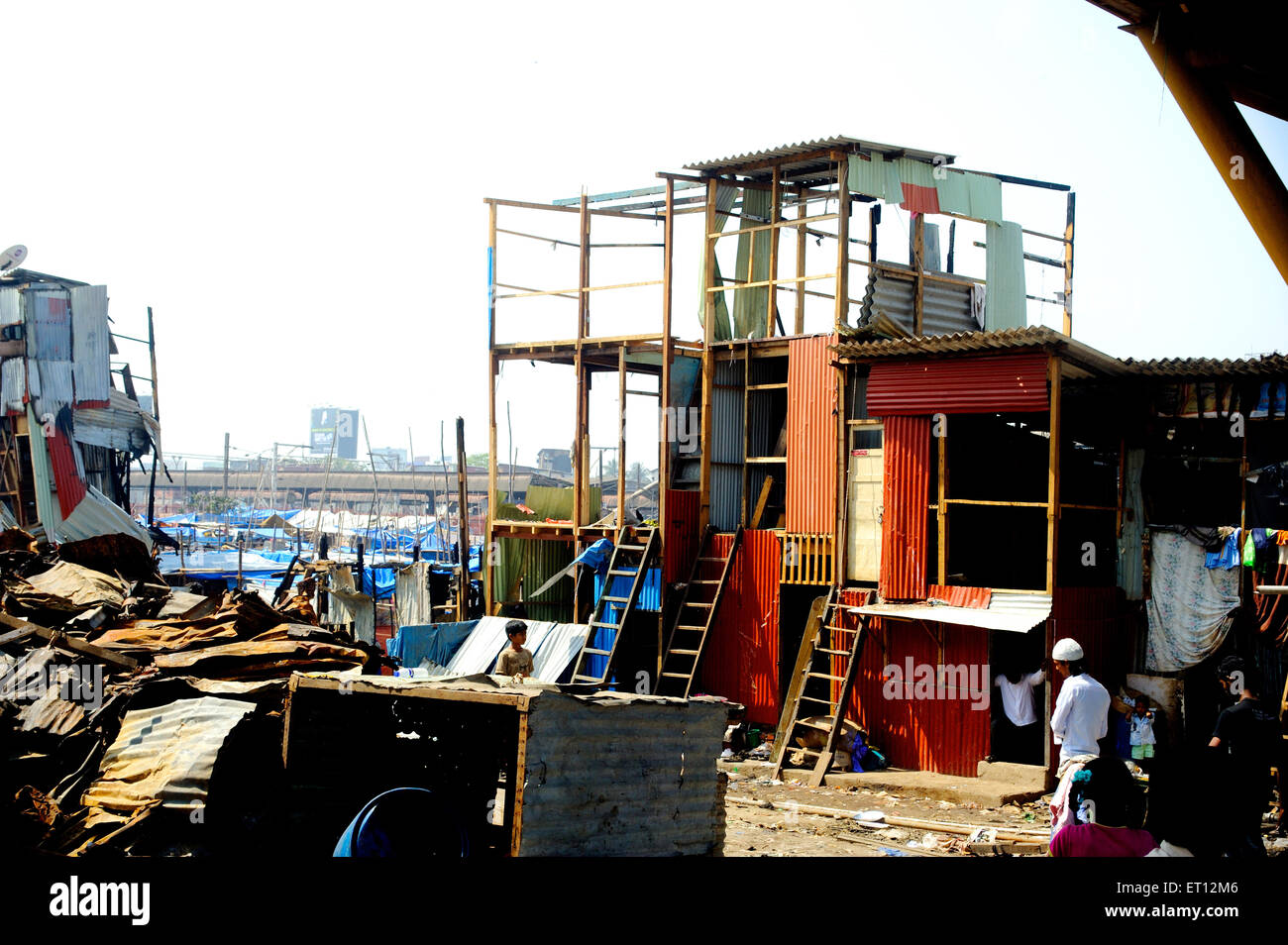Wiederaufbau nach dem großen Inferno in Garib Nagar in Bandra; Bombay; Mumbai; Maharashtra; Indien Stockfoto