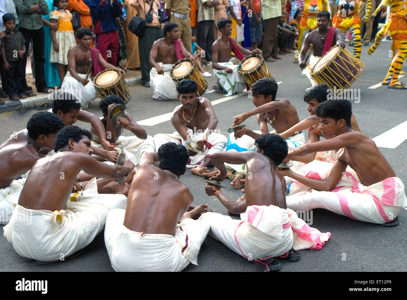Sinkari Melam Chinkarimelam Darsteller mit Chenda und Becken während Onam Feier; Trivandrum; Kerala; India 2008 Stockfoto