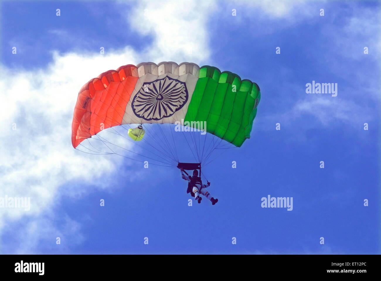 Paragliding Demonstration durch Akash Ganga Team am Air Force Day ; Trivandrum ; Thiruvananthapuram ; Kerala ; Indien Stockfoto