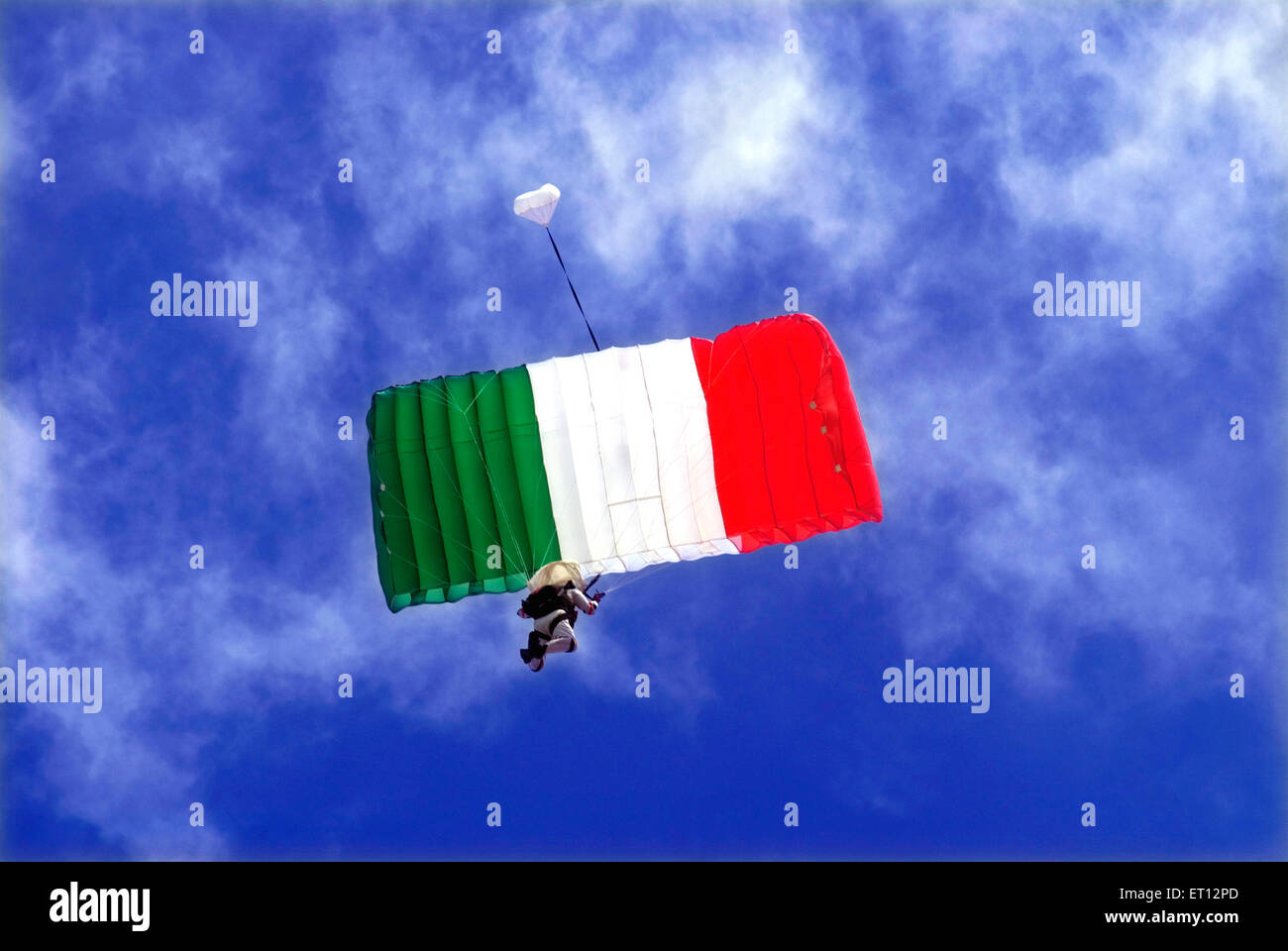 Paragliding Demonstration durch Akash Ganga Team am Air Force Day ; Trivandrum ; Thiruvananthapuram ; Kerala ; Indien Stockfoto