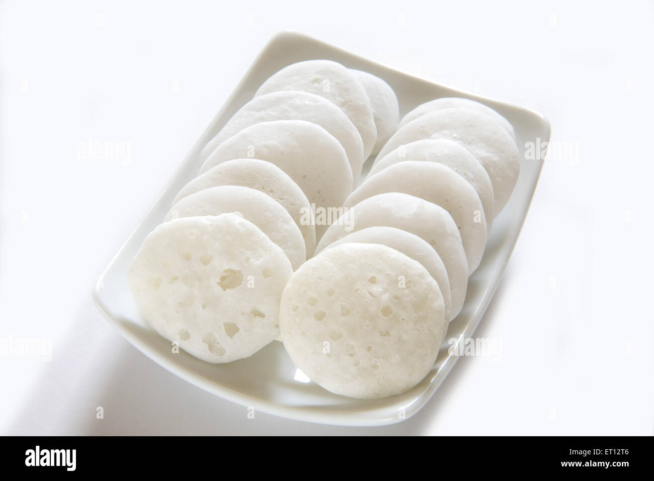 Indische süße Bonbon Konfektion; Kozhikode; Batasa hergestellt aus Zucker; schwammige Leckerei auf Teller servieren; Indien Stockfoto