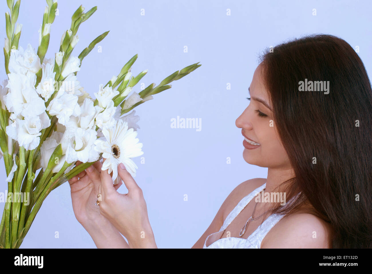 Taufen Sie Dame Blick auf Blumen Herr # 733 Stockfoto