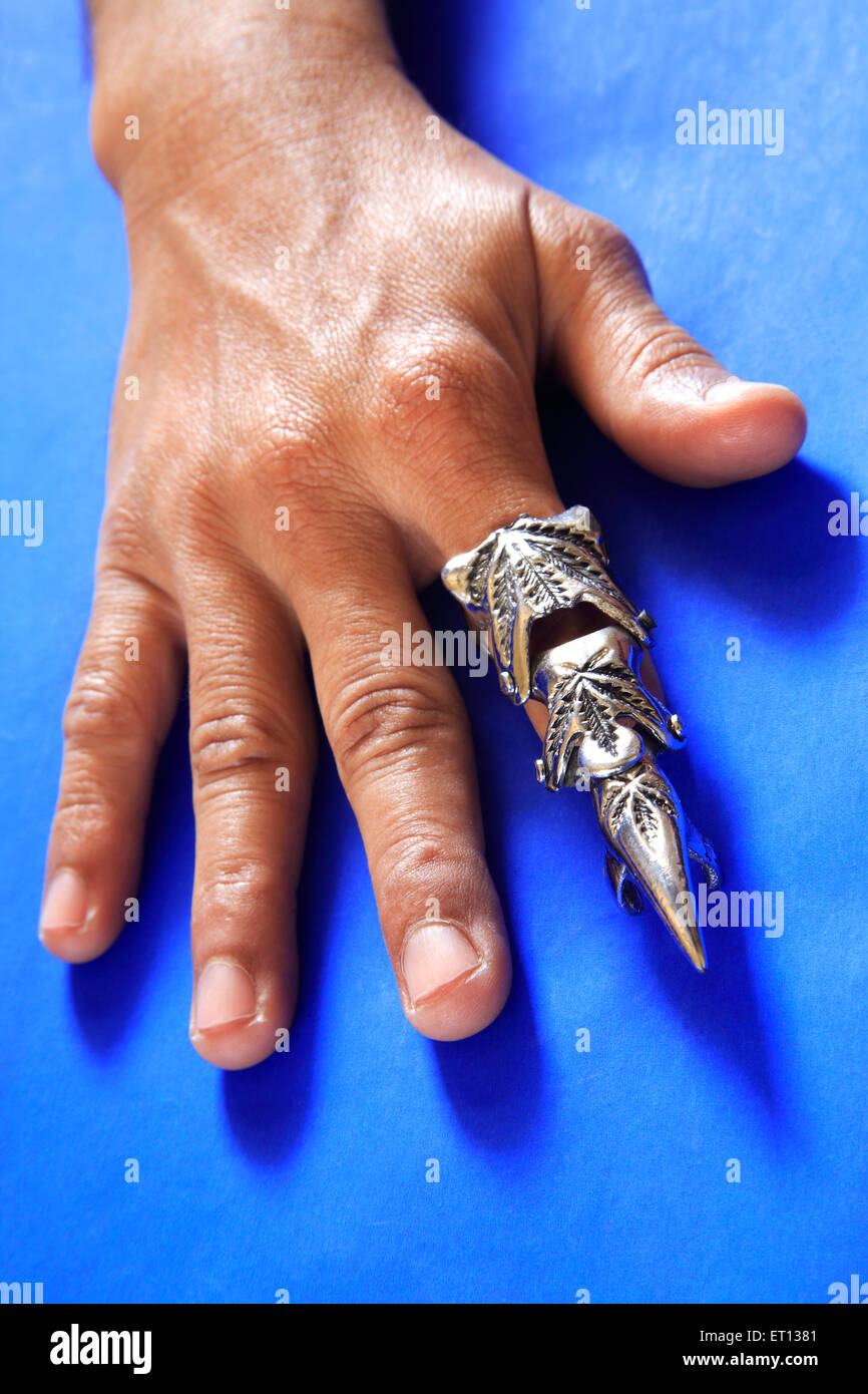 Moderne Mode Ring am Finger; blauem Hintergrund; Bombay Mumbai; Maharashtra; Indien Herr #201 Stockfoto