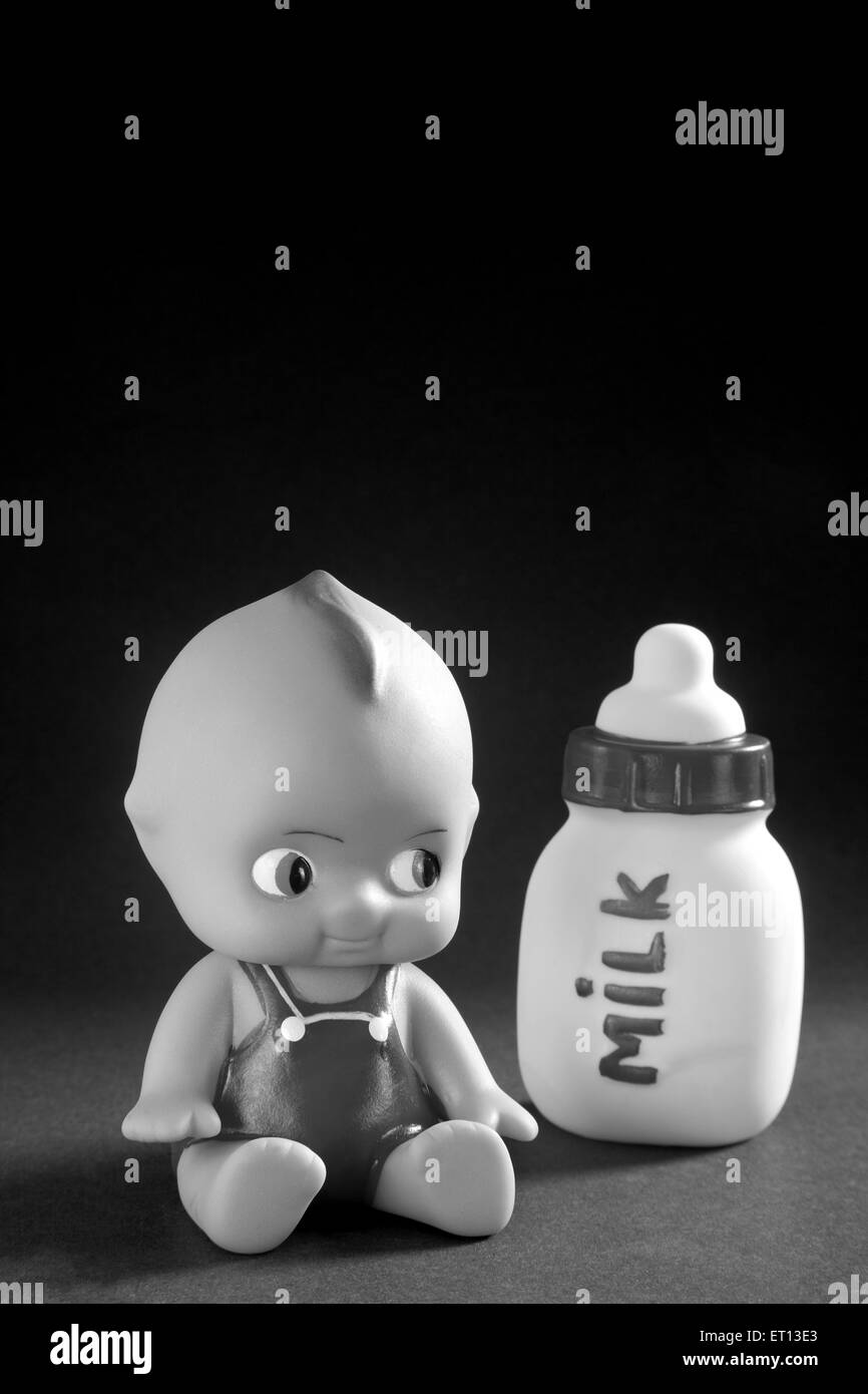 Spielzeug Baby und Flasche Milch hergestellt aus Kautschuk Indien Asien Sept 2011 Stockfoto