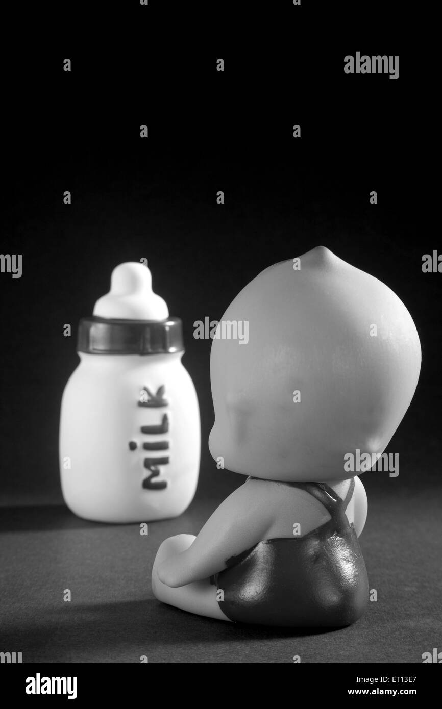 Spielzeug Baby und Flasche Milch hergestellt aus Kautschuk Indien Asien Sept 2011 Stockfoto