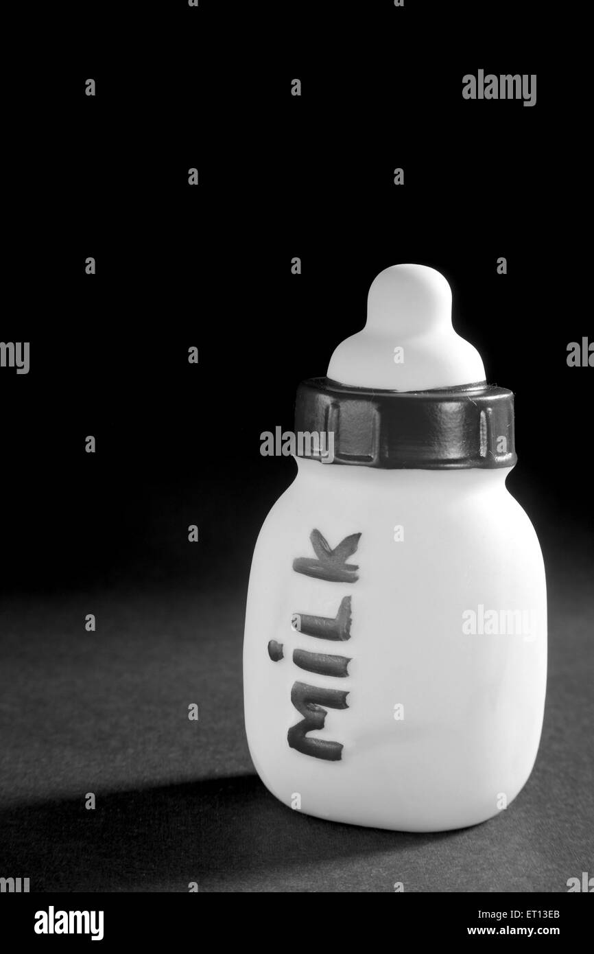 Baby füttern Spielzeug Flasche Milch hergestellt aus Kautschuk auf Indien Asien Sept 2011 Stockfoto