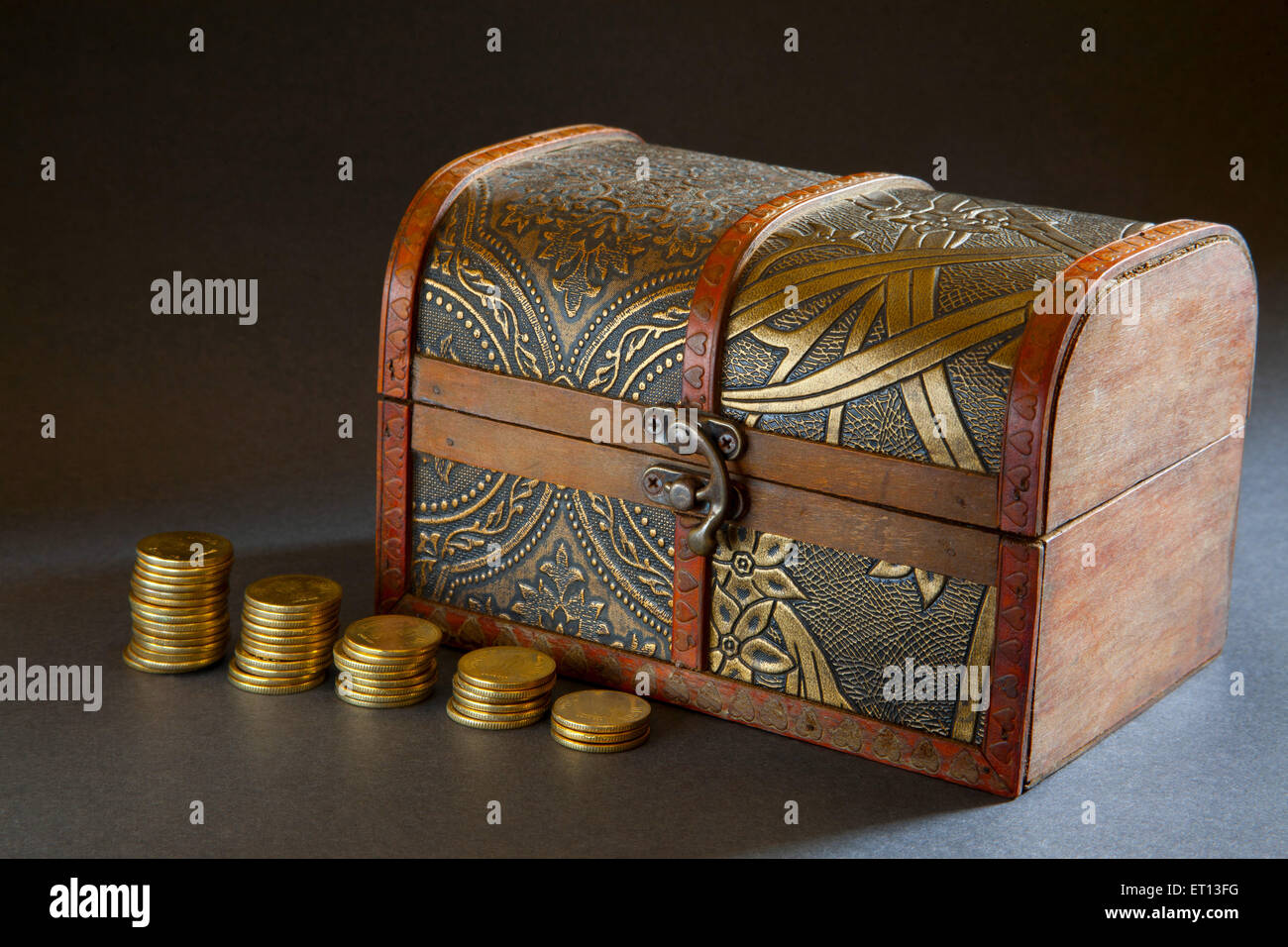 Schmuckschachtel mit Goldmünzen Stockfoto