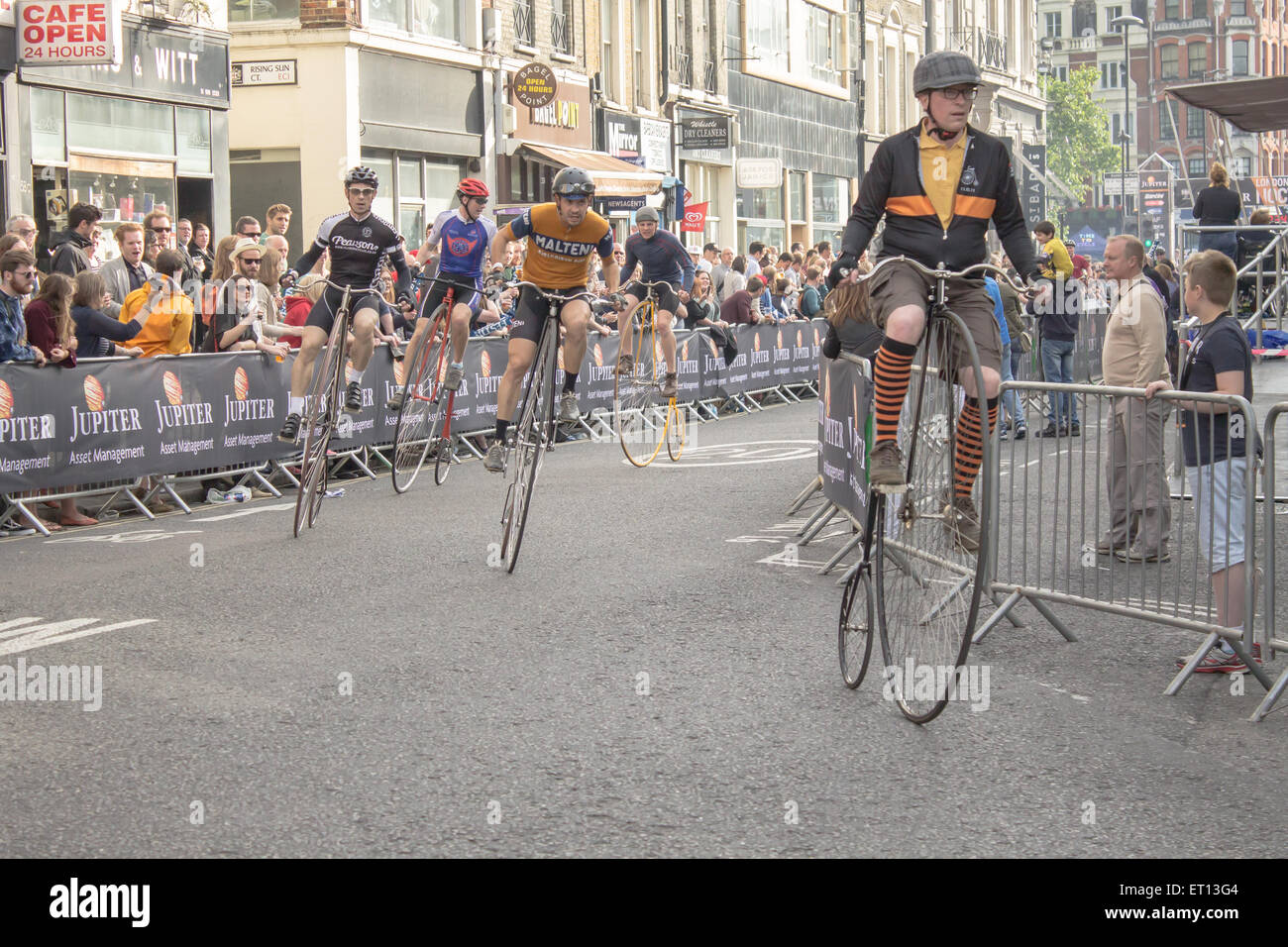 LONDON, GROSSBRITANNIEN, 6. JUNI 2015 - Radfahrer treten beim London Nocturne's Penny Farthing Race in Smithfield an. Stockfoto