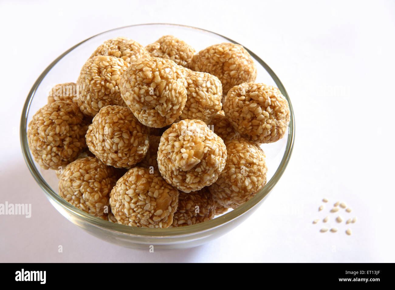 Makar Sankranti Festival, süß tilgur ladoo, tilgul ladoo, Sesam ladoo, in Schüssel auf weißem Hintergrund, Makara Sankranti Festival, Indien Stockfoto