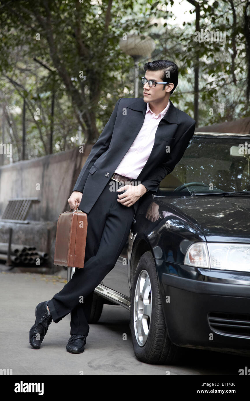 Geschäftsmann stand in der Nähe von Auto indische Asia Herr #790E Stockfoto
