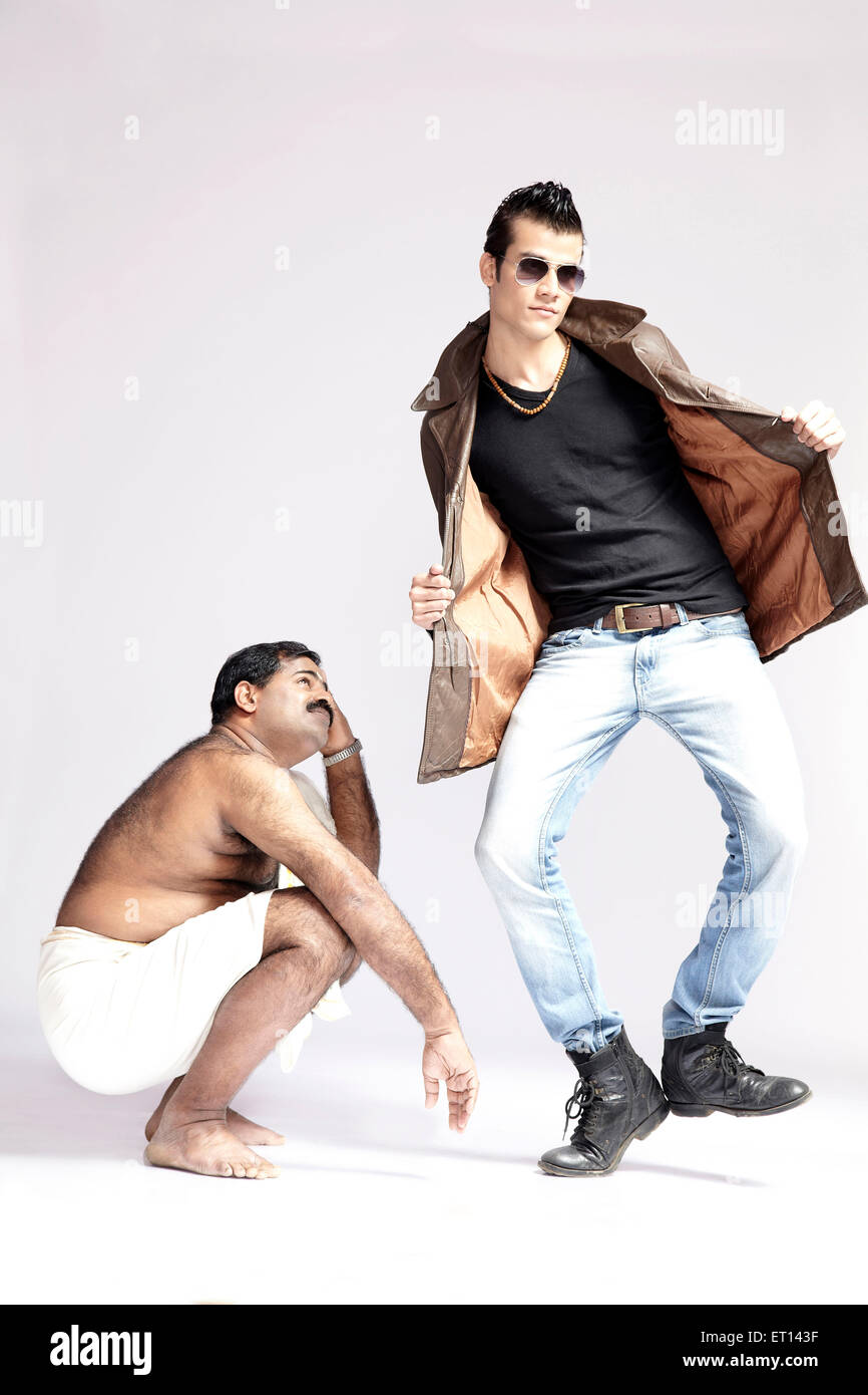 Kontrast von Männern in Lungi und blaue Jeans Indien Asien Herr #790E Stockfoto