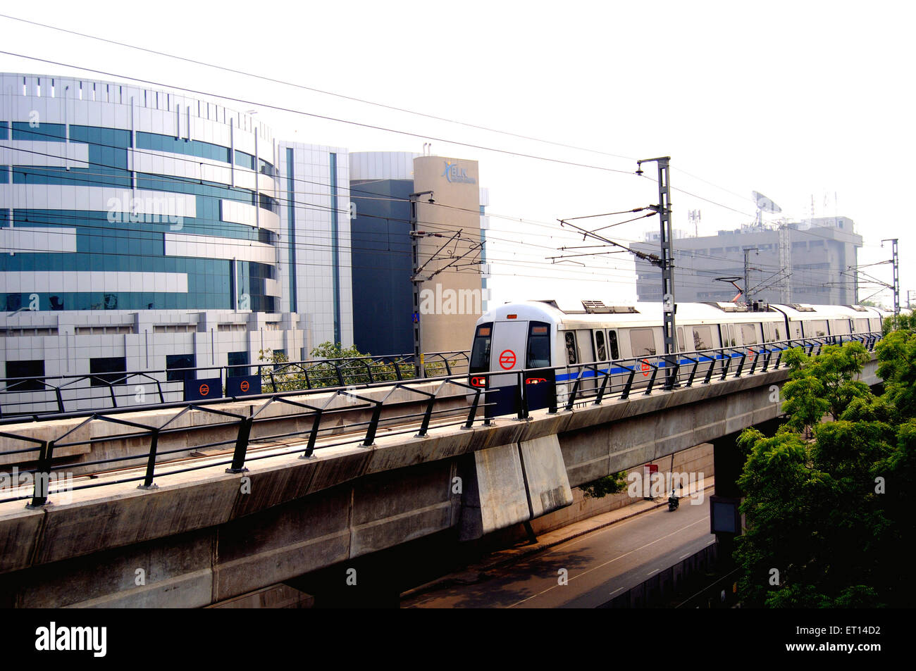 U-Bahn-Zug nähert sich Rajendra Ort Station; Neu-Delhi; Indien Stockfoto