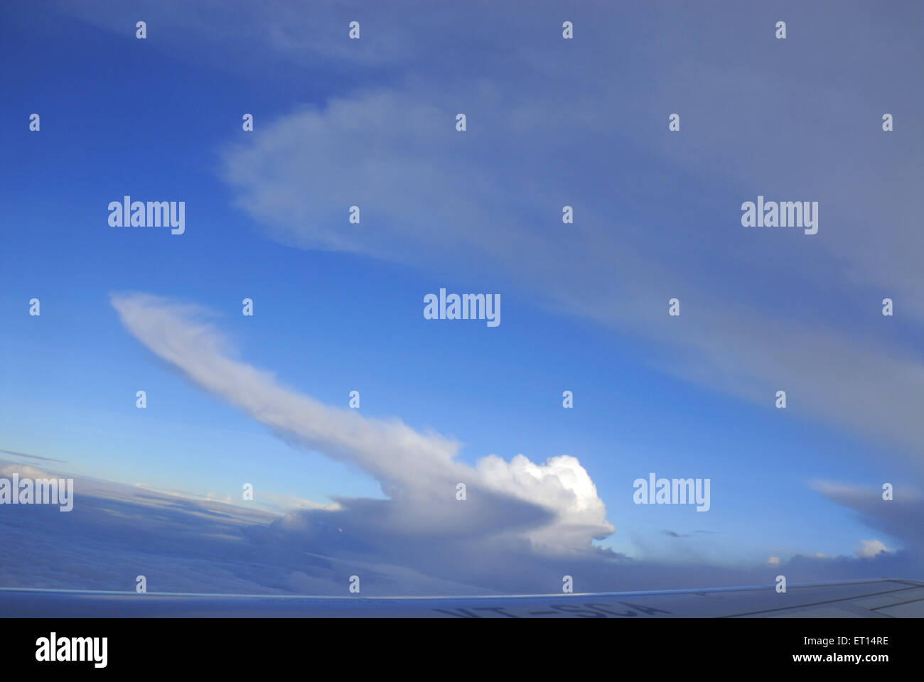 Blauer Himmel weiße Wolkenwolken Stockfoto