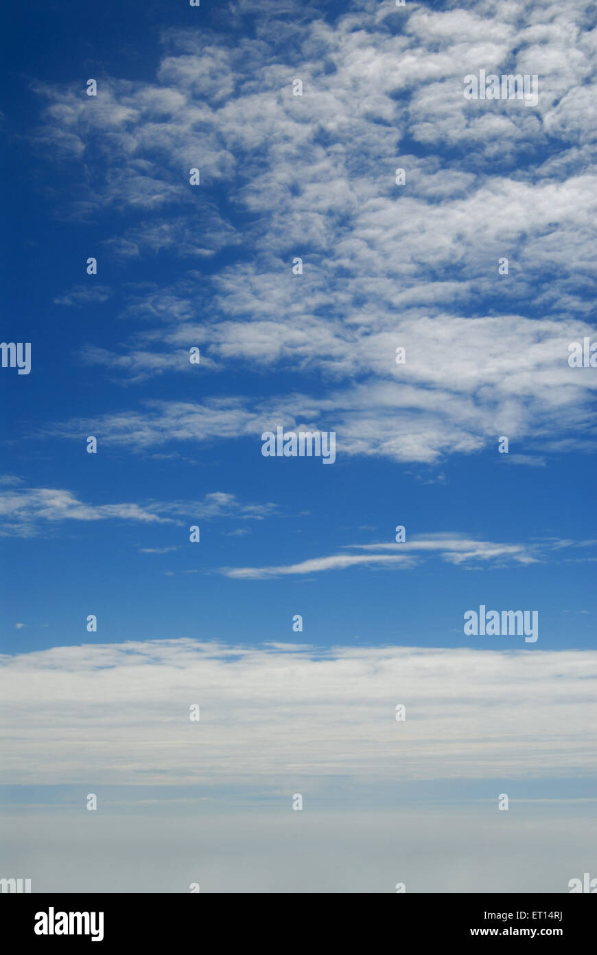 Blauer Himmel weiße Wolkenwolken Stockfoto