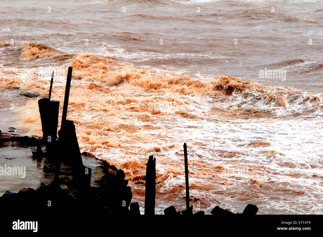 Meereswellen Monsun Flut Mumbai Indien Stockfoto