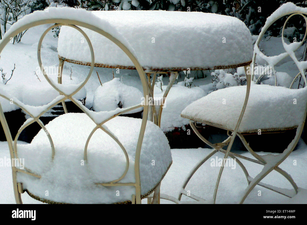Verschneite Tische und Stühle, London, England, Vereinigtes Königreich, Vereinigtes Königreich Stockfoto