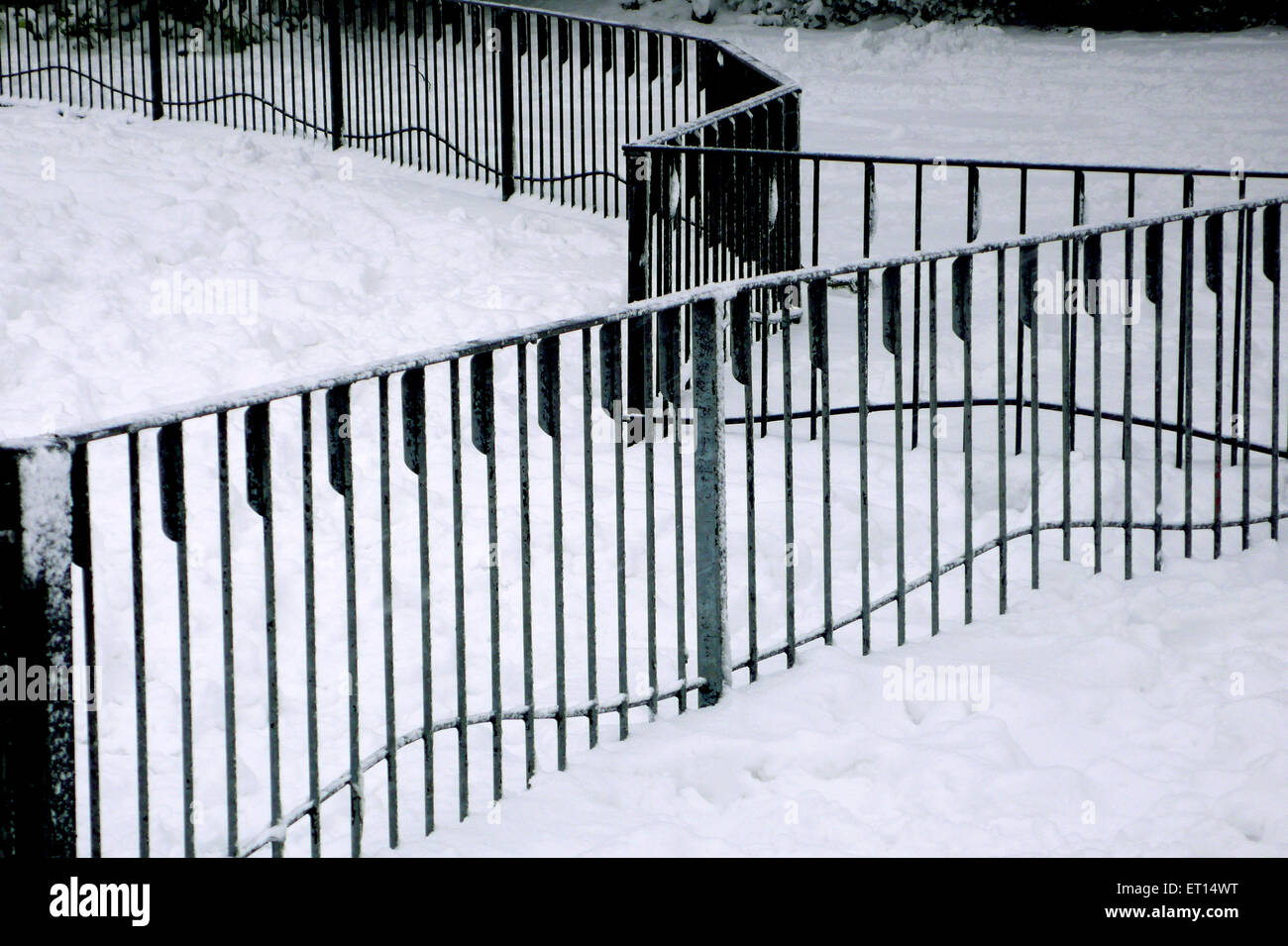 Zaun mit Schnee, London, England, Vereinigtes Königreich, Vereinigtes Königreich Stockfoto