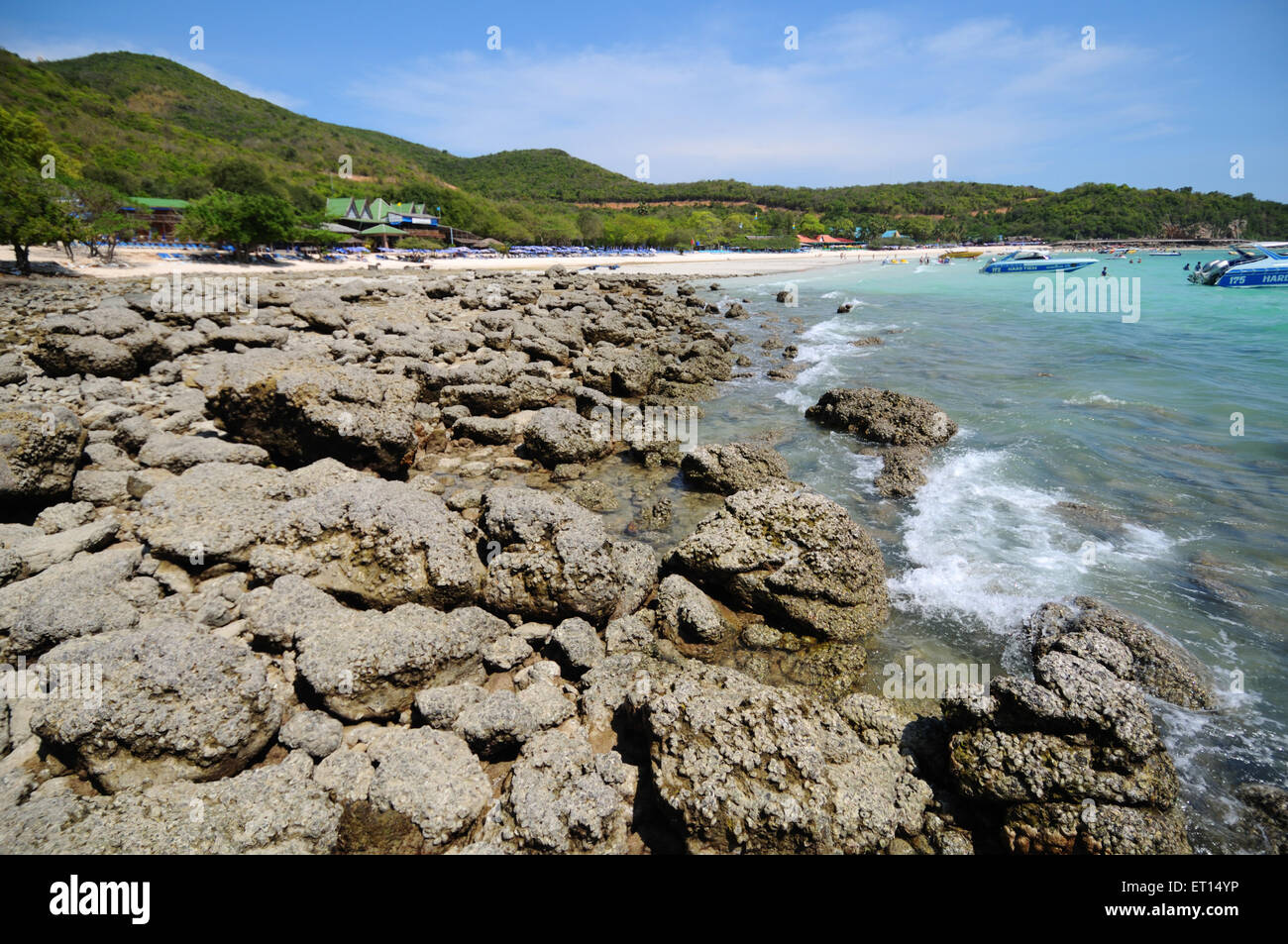 Felsen und Meerwasser auf Coral Island in der Nähe von Pattaya, Bang Lamung District, Chonburi Province, Thailand, Asien Stockfoto