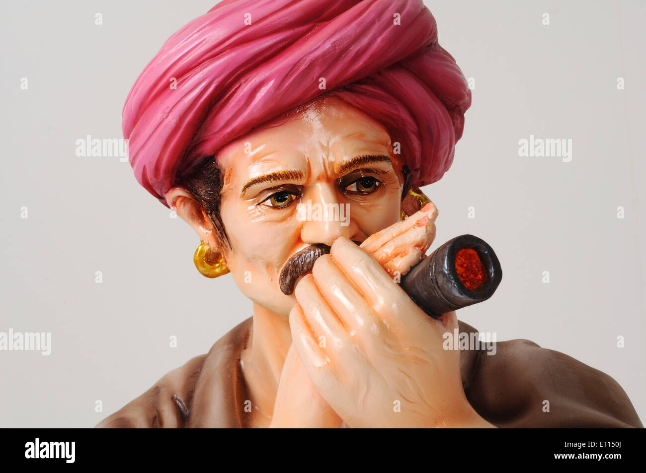 Tonfigur; Statue von Rajasthani Mann Rauchen chillum Stockfoto