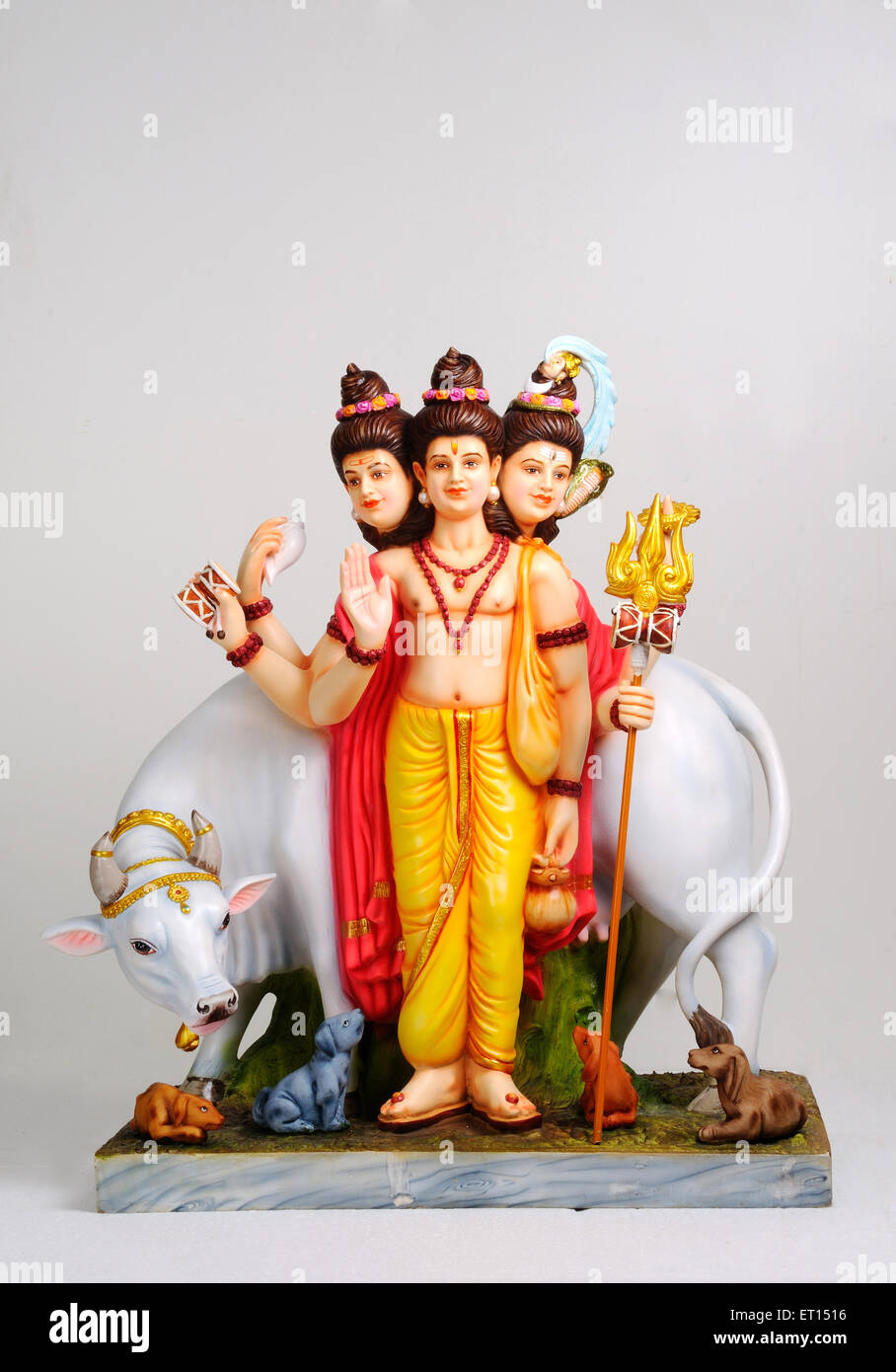 Drei sehen Gott Shri Gurudev Datta Dattatreya Dattaguru mit Kuh und Hunden Tonstatue Skulptur Lord Brahma Vishnu und Shiva in einer einzigen Form Indien Stockfoto
