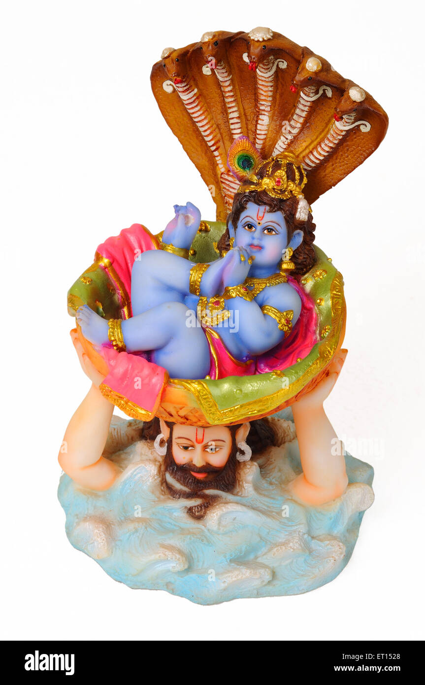 Clay Statue von bal Krishna mit Vater Vasudev und Schlange Stockfoto