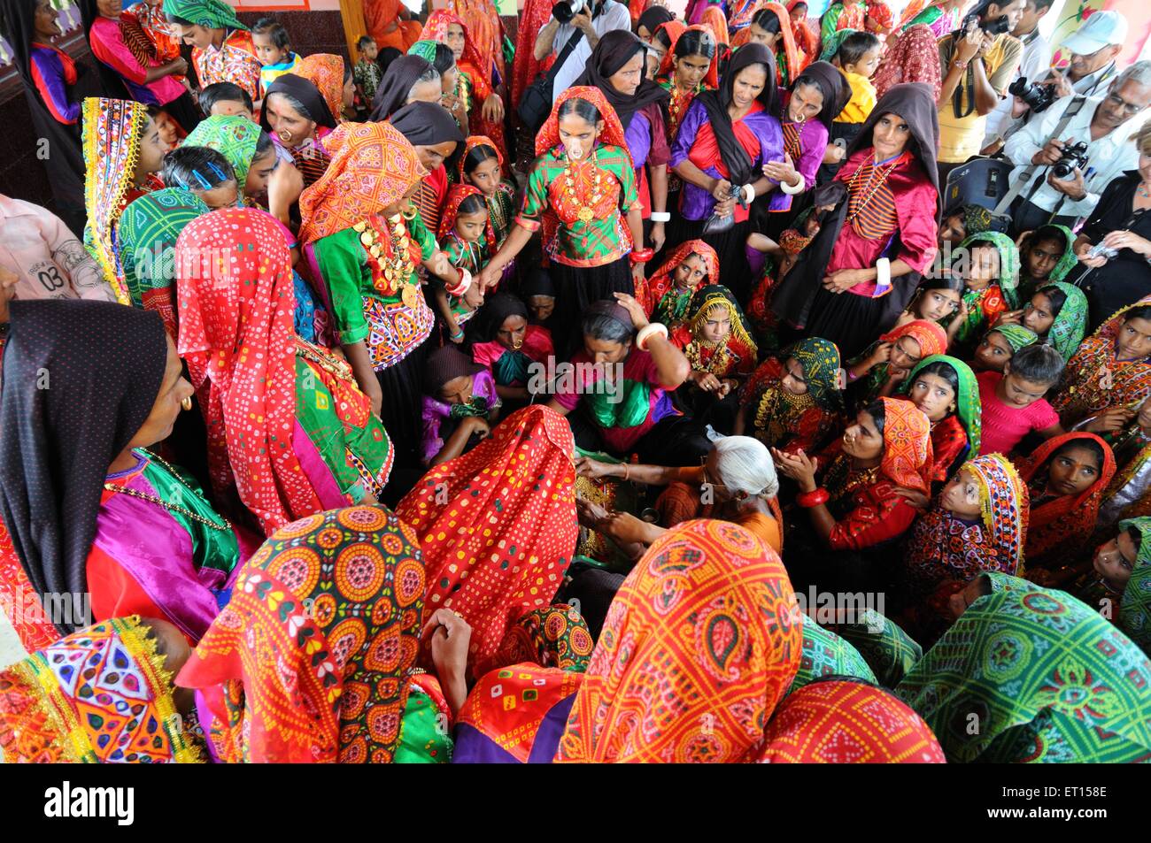 Landfrauen Puja ausführen, während Saatam Aatham Feier im Mindiyada in der Nähe von Anjaar; Kutch; Gujarat; Indien Stockfoto