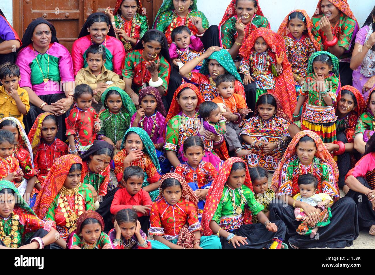 Frauen in ländlichen Gebieten gesammelt; Mindiyada in der Nähe von Anjaar; Kutch; Gujarat; Indien nicht Herr Stockfoto