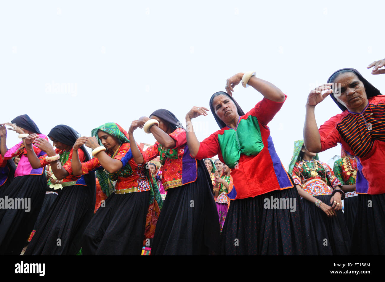 Landfrauen Durchführung Garbas während Saatam Aatham Puja Feier im Mindiyada in der Nähe von Anjaar; Kutch; Gujarat; Indien Stockfoto