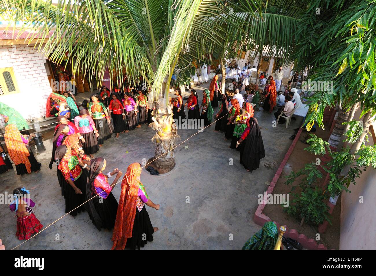 Landfrauen Durchführung Garbas während Saatam Aatham Puja Feier im Mindiyada in der Nähe von Anjaar; Kutch; Gujarat; Indien Stockfoto