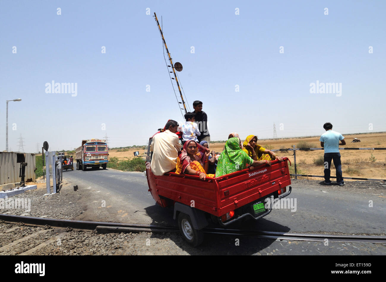 Öffentliche Transportmittel in der Nähe Bahnübergang; Kutch; Gujarat; Indien Stockfoto