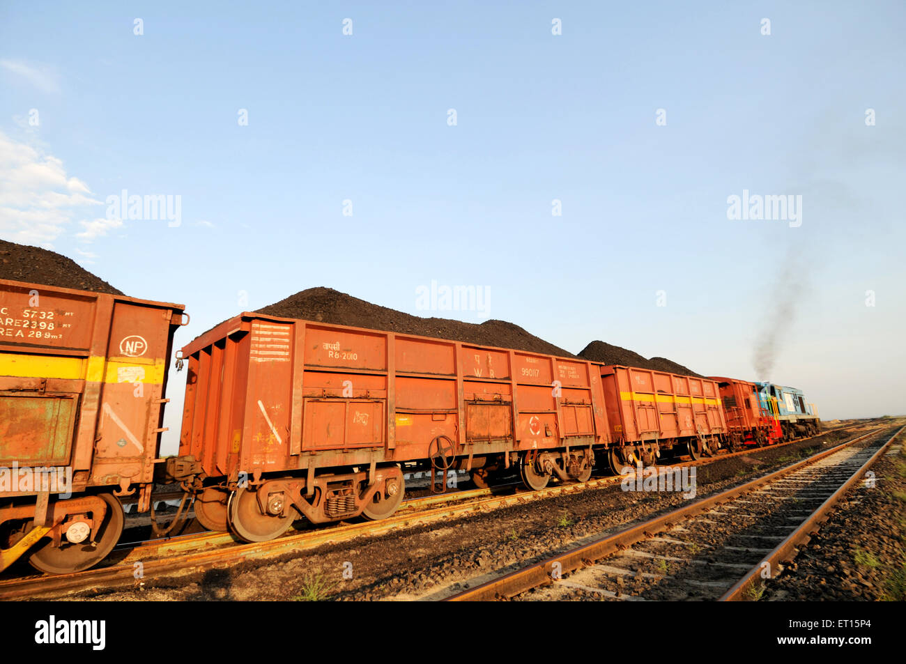 Güterzug mit Kohle bei Adani Power; Mundra; Kutch; Gujarat; Indien Stockfoto