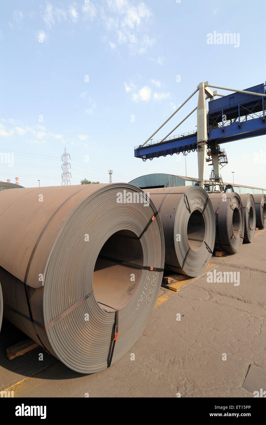 Lagerung von Stahlspulen im Stahlwerk ; Essar Steel ; Hajira Plant ; Surat ; Gujarat ; Indien Stockfoto