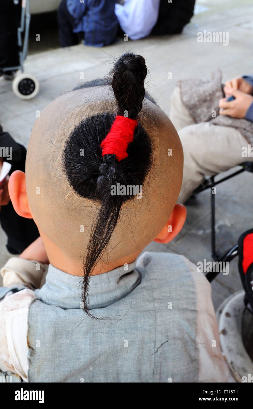 Chinesischer Junge mit Glatze, Frisur, rotem Band, Dong Yang, Dongyang, Jinhua, Zhejiang, China, Chinesisch Stockfoto