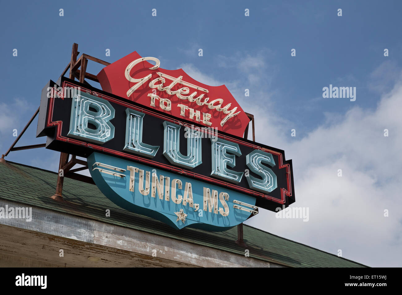 Tunica, Mississippi - das Tor zum Blues Museum und Besucher. Stockfoto