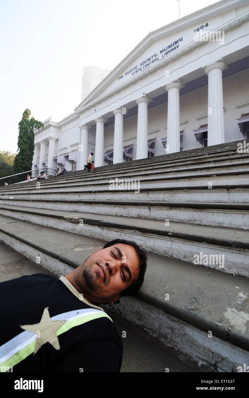 Mann auf Schritte von der asiatischen Gesellschaft Zustand zentrale Bibliothek Rathaus; Bombay Mumbai; Maharashtra; Indien nicht Herr Stockfoto