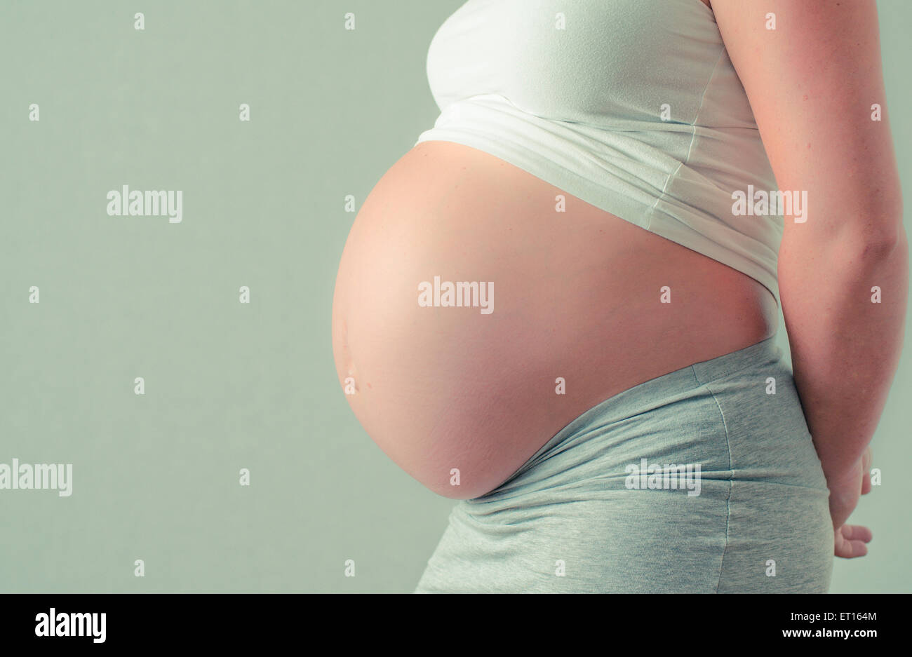 Schwangere Frau Mutterschaft Bild ihres Bauches Stockfoto