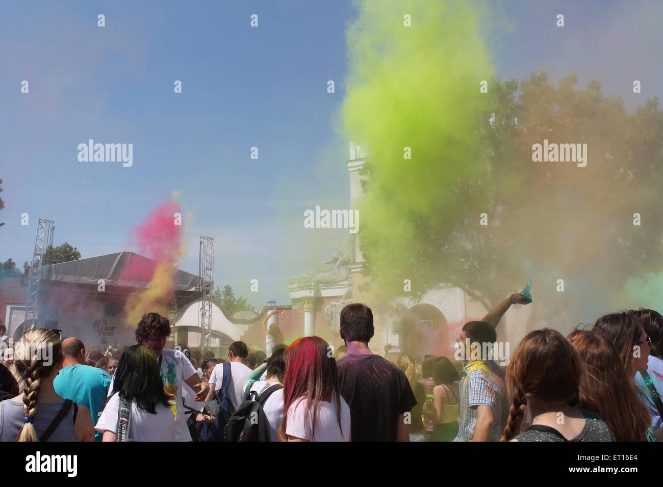 tanzende Menge in bunten Staub auf heilige Farbe Fest, 7., 2015, Minsk, Belarus Stockfoto