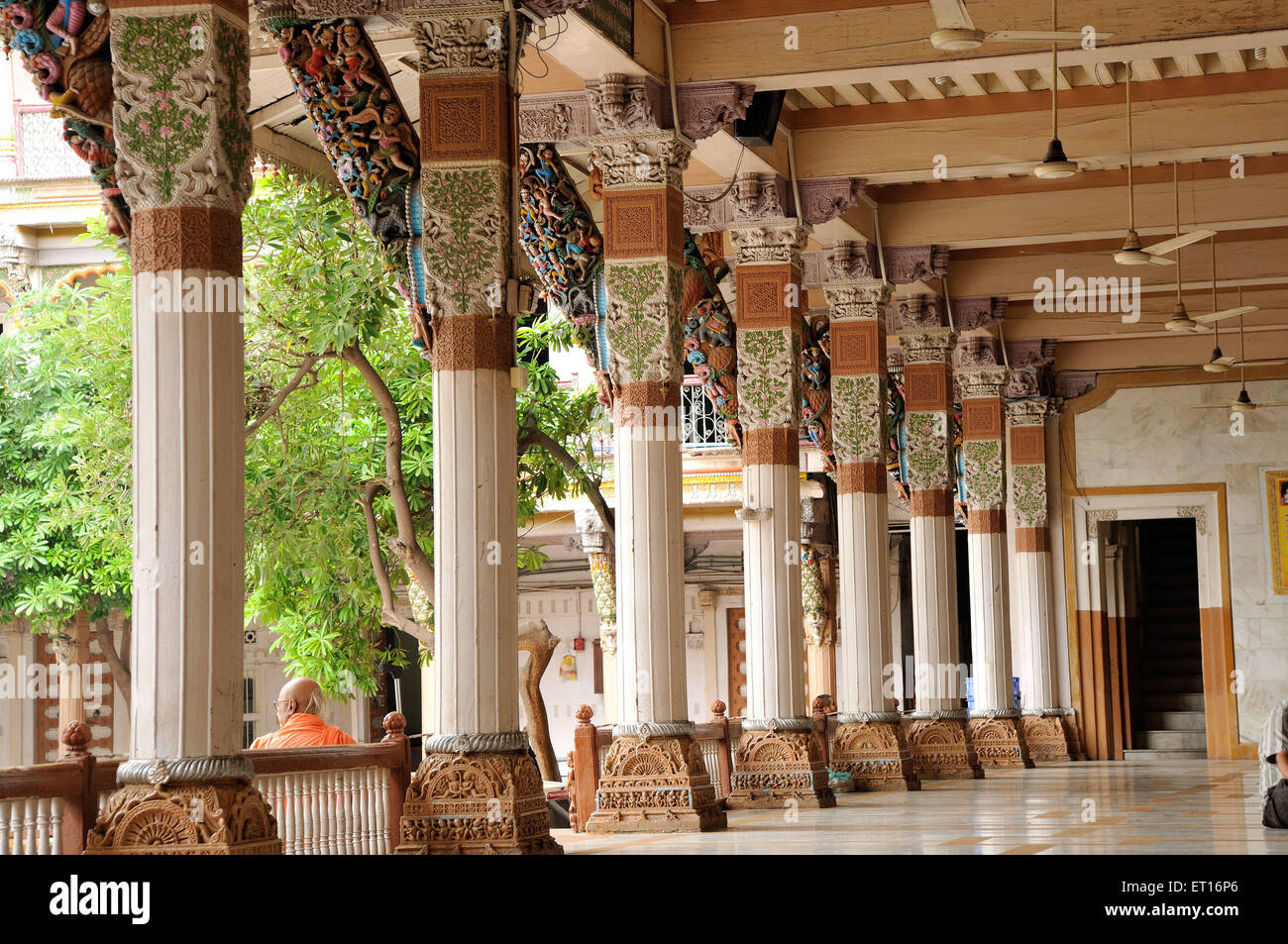 Holzsäulen mit Schnitzereien Swami Narayan Tempel Kalupur Ahmedabad Gujarat Indien Asien Stockfoto