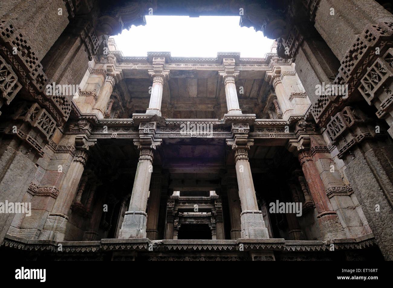 Adalaj ni Vav, Schnitzereien auf Säulen Ahmedabad Gujarat Indien Asien Stockfoto