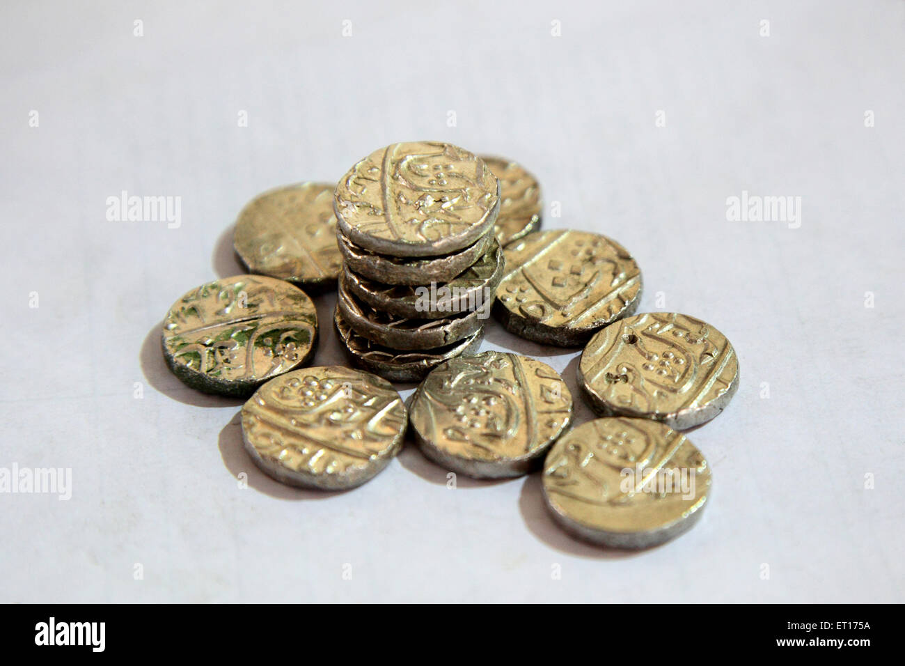 Sammlung von verschiedenen antiken Mughal Ära Münzen Stockfoto