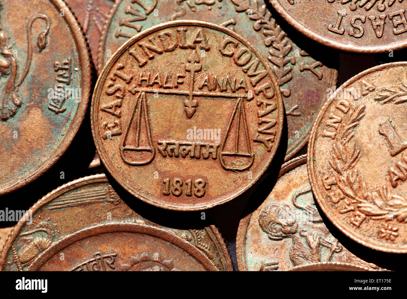 Antike Münzen, alte Münzen, indische Münzen, halbe Anna-Münze, Ostindien-Kompanie-Münzen, Ratlam, Indien, 1818 Stockfoto