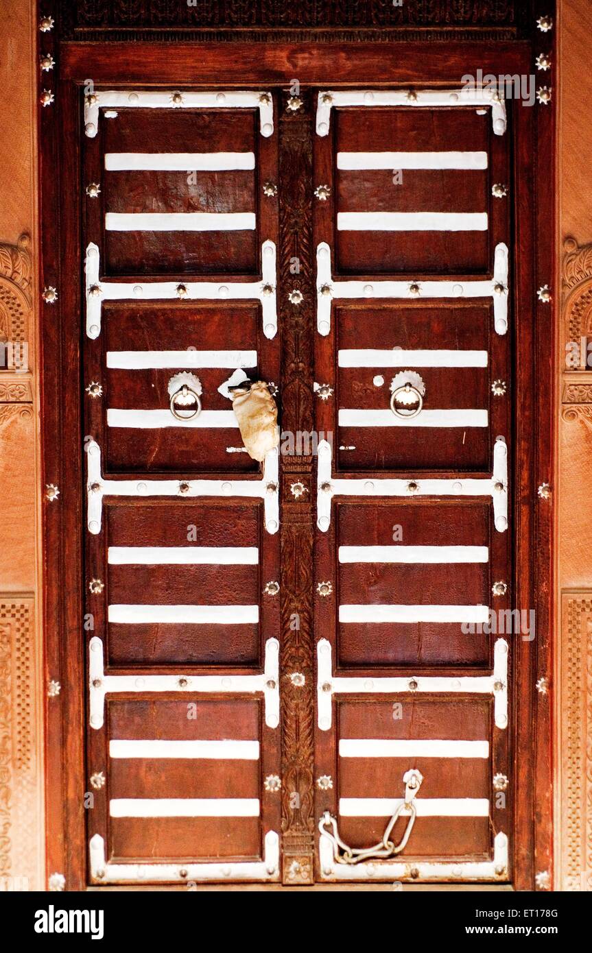 Alte Haveli Holztür geschlossen versiegelt; Bikaner; Rajasthan; Indien Stockfoto