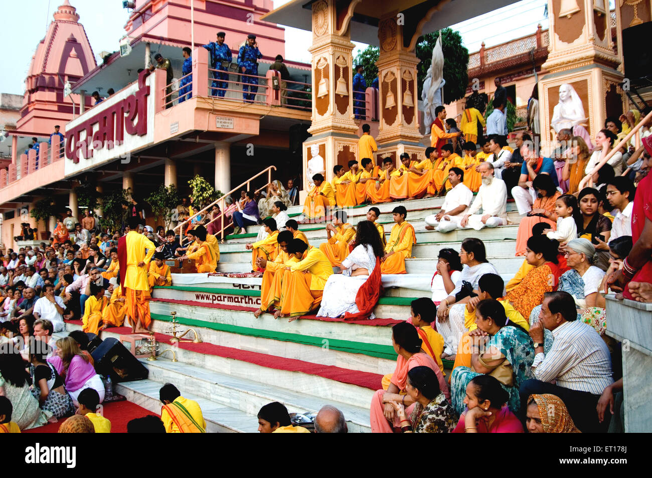 Anhänger in Paramarth Niketan Ashram Swargashram während der Maha Kumbh Mela; Rishikesh; Uttaranchal Uttarakhand; Indien 2010 Stockfoto
