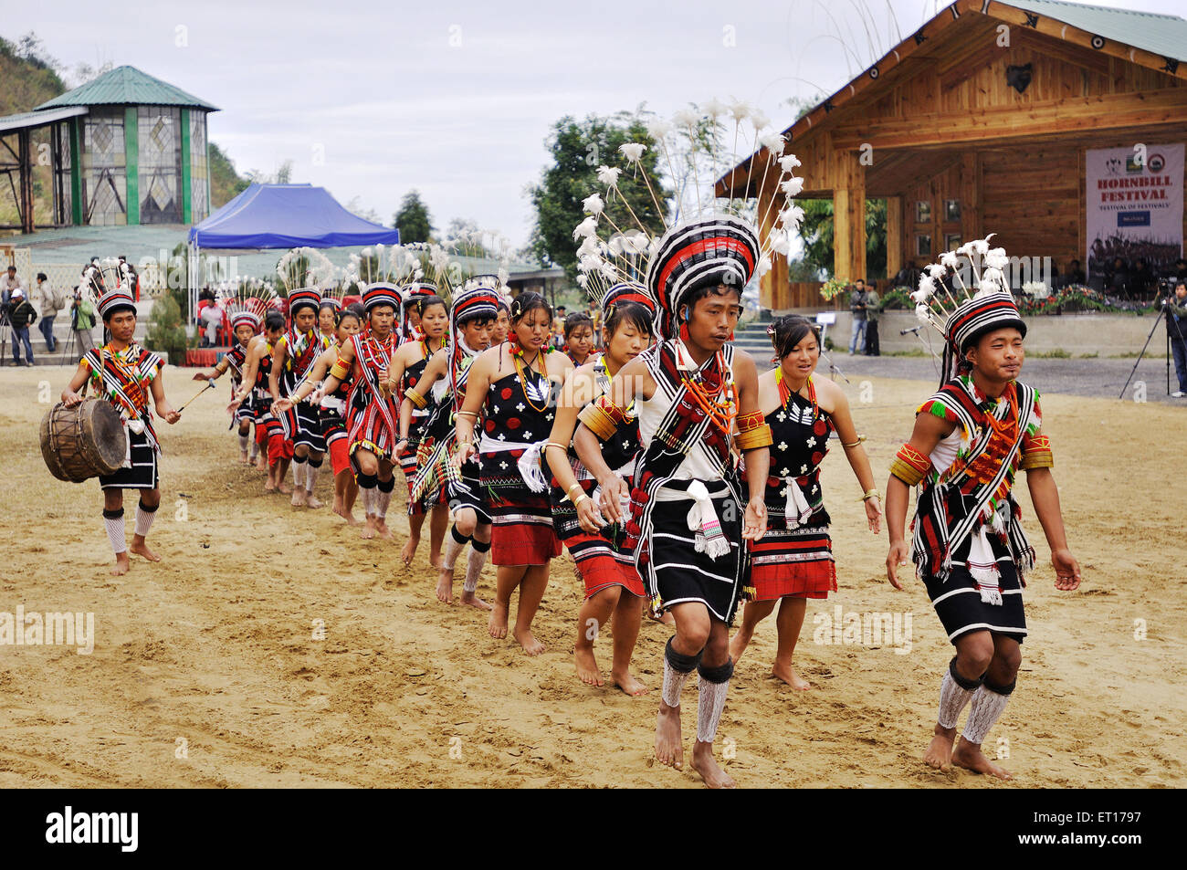 Männer und Frauen des Naga-Stammes tanzen beim Hornbill-Festival im Kohima Kisama-Dorf Nagaland Nordostindien Asien Stockfoto