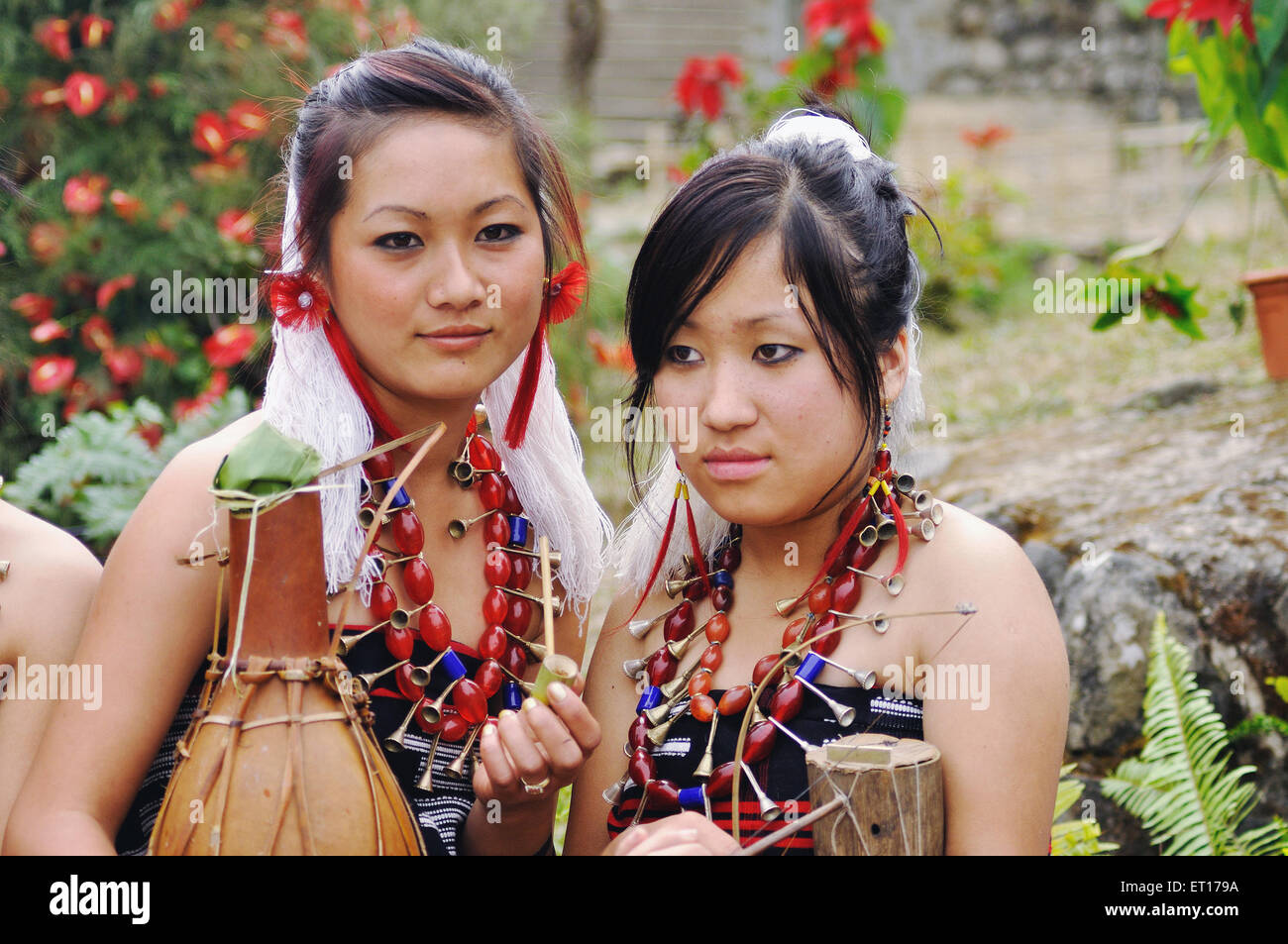 Naga Stammfrauen tragen traditionelle Halskette mit Perlen; Hornbill Festival; Kohima; Kisama Dorf; Nagaland; Nord-Ost; Indien Stockfoto